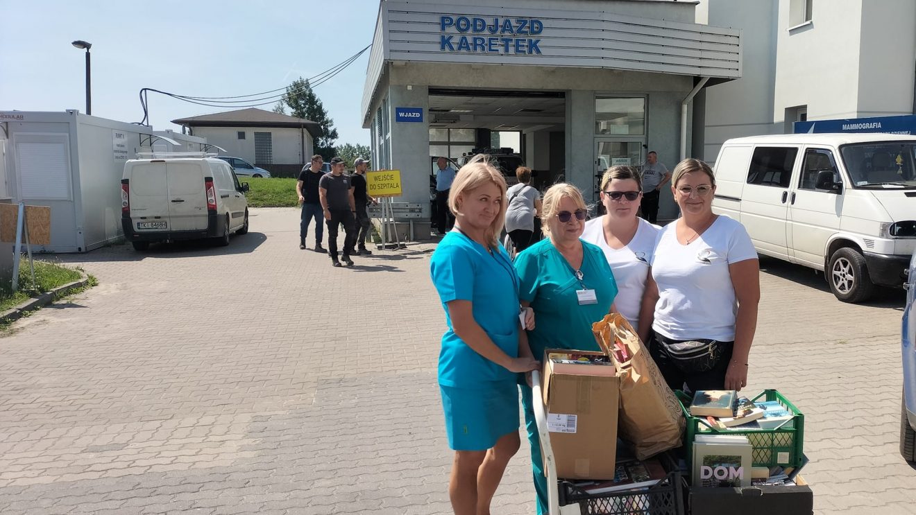 Podarunek dla Świętokrzyskiego Centrum Onkologii w Kielcach od stowarzyszenia Pomocna Dłoń Szydłowiec