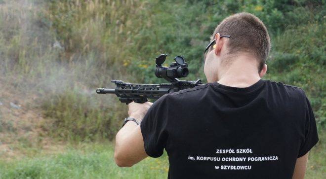 Praktyczna Edukacja Strzelecka: uczniowie IV klas mundurowych w Szydłowcu odkrywają tajemnice broni palnej
