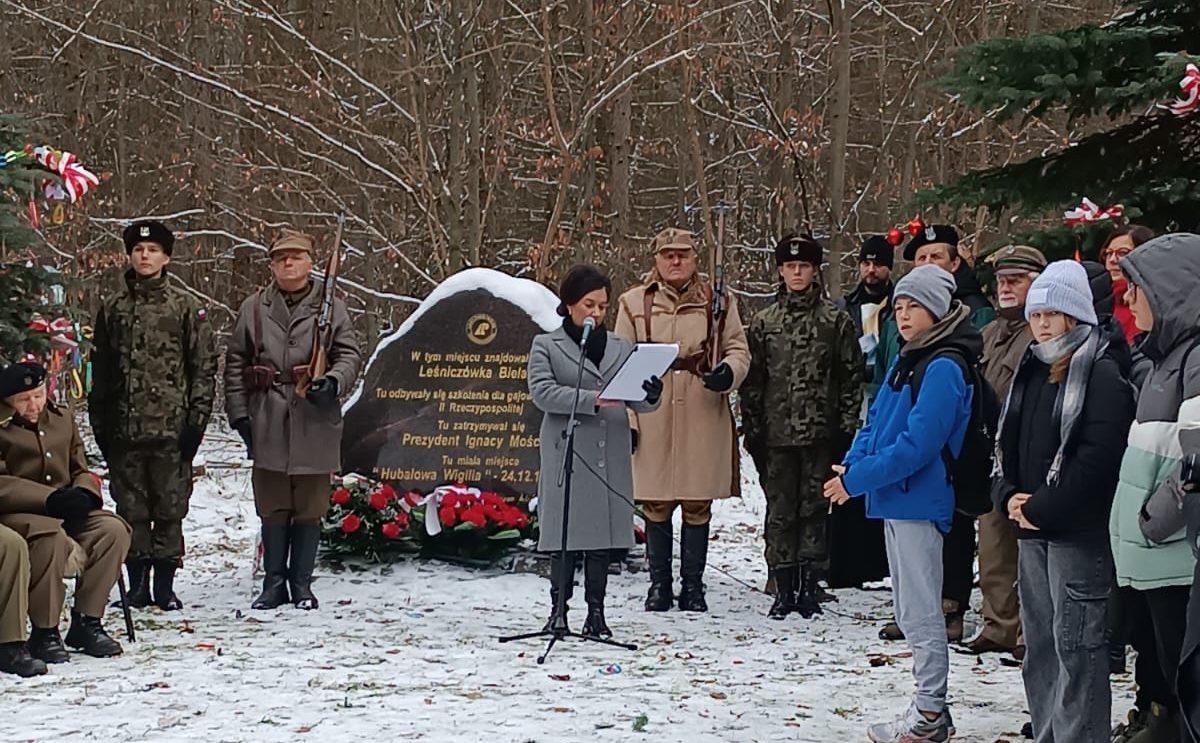 Delegacja uczniów ze Szkoły Podstawowej im. mjr H. Dobrzańskiego „Hubala” w Chlewiskach uczestniczyła w „Hubalowej Wigilii” na Bielawach