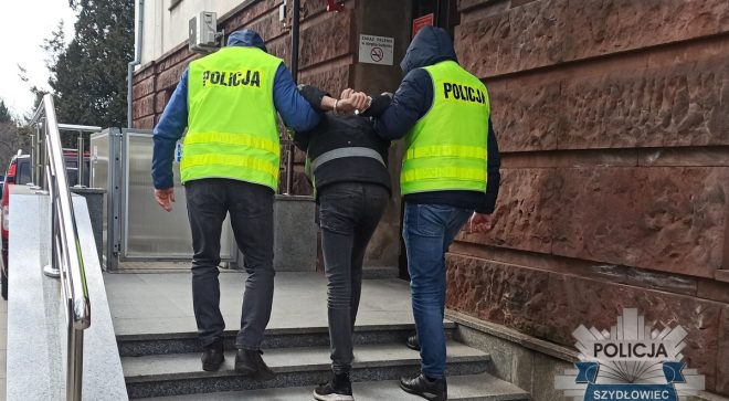 Zlikwidowana „dziupla” samochodowa. Dwóch podejrzanych o przestępstwo doprowadzono do Sądu Rejonowego w Szydłowcu