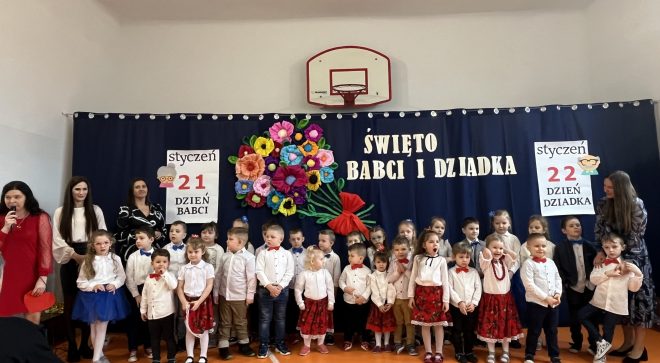 Przedszkolaki ugościły swoich dziadków i babcie w przedszkolu w Cukrówce