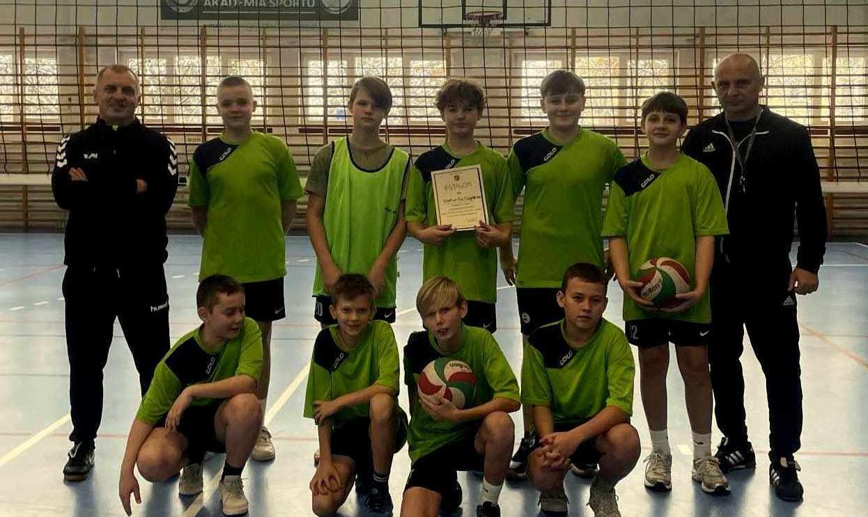 Chłopcy z szydłowieckiej „jedynki” zdobyli pierwsze miejsce w finale powiatowych zawodów w siatkówce