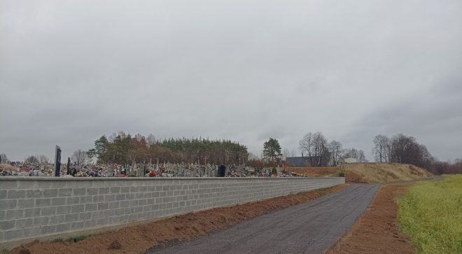 Prace przy utwardzaniu drogi w gminie Mirów