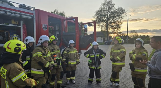 OSP Majdów szkoli młodzież z drużyny w zakresie bezpieczeństwa