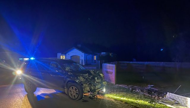 Pijany kierowca z zakazem prowadzenia pojazdów uszkodził ogrodzenie i uciekł