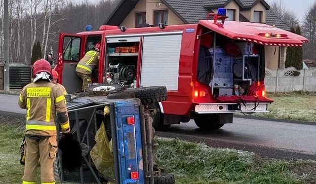 Pijany kierowca bez uprawnień do prowadzenia pojazdów wjechał do przydrożnego rowu
