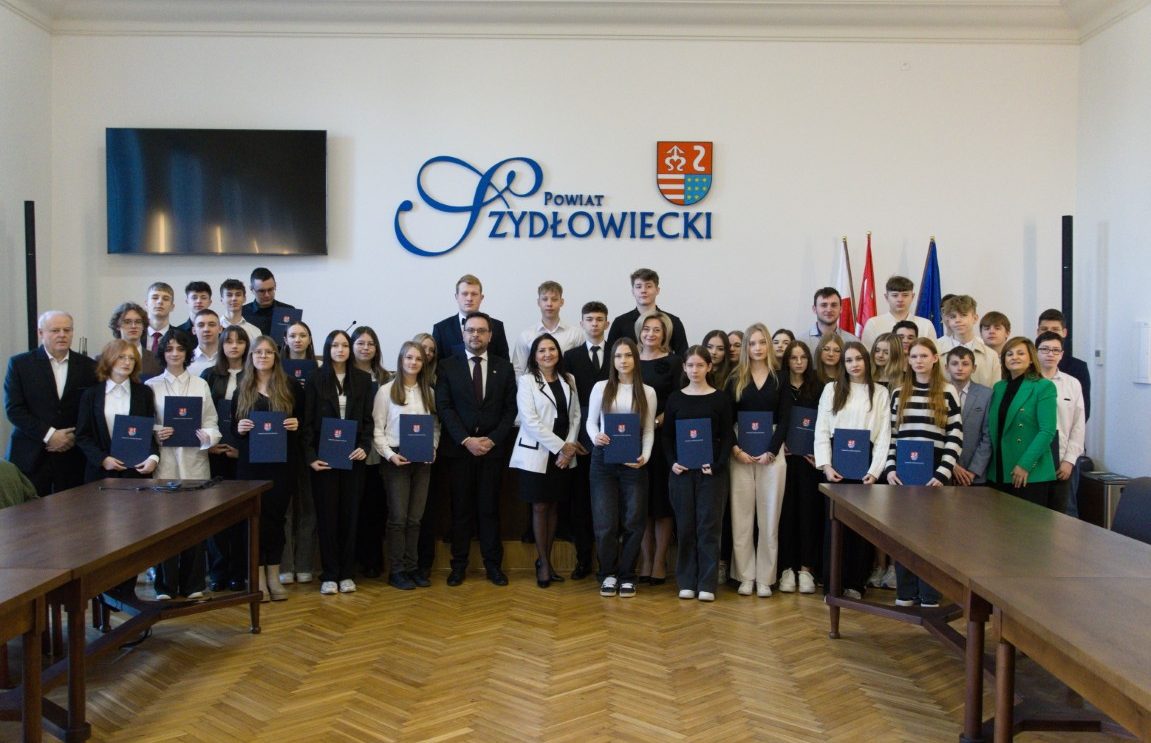 Wręczenie stypendiów Starosty Szydłowieckiego za pierwszy semestr tego roku szkolnego Wręczenie stypendiów Starosty Szydłowieckiego za pierwszy semestr tego roku szkolnego