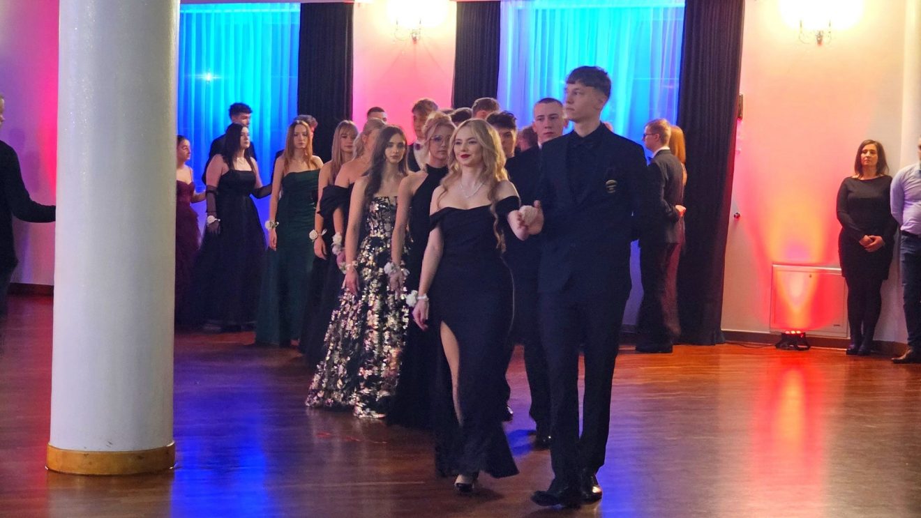 Maturzyści z liceum Sienkiewicza już po Studniówce