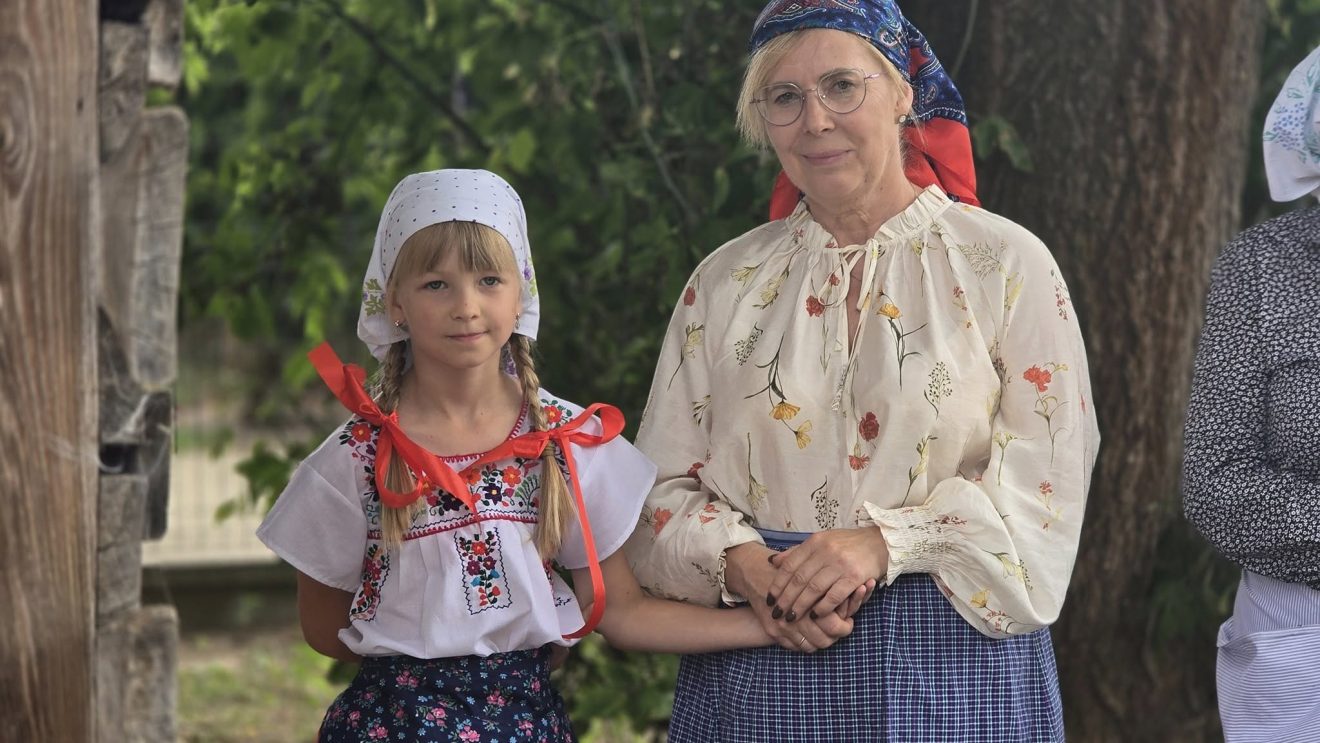 XXVIII Wojewódzki Przegląd Zespołów Ludowych Prezentujących Zwyczaje i Obrzędy w Zaborowiu XXVIII Wojewódzki Przegląd Zespołów Ludowych Prezentujących Zwyczaje i Obrzędy w Zaborowiu