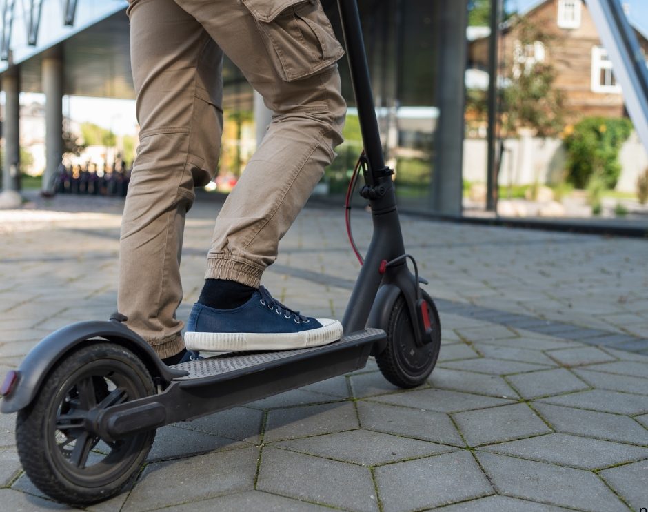 Hulajnogi elektryczne – wygoda, moda i… zagrożenie?