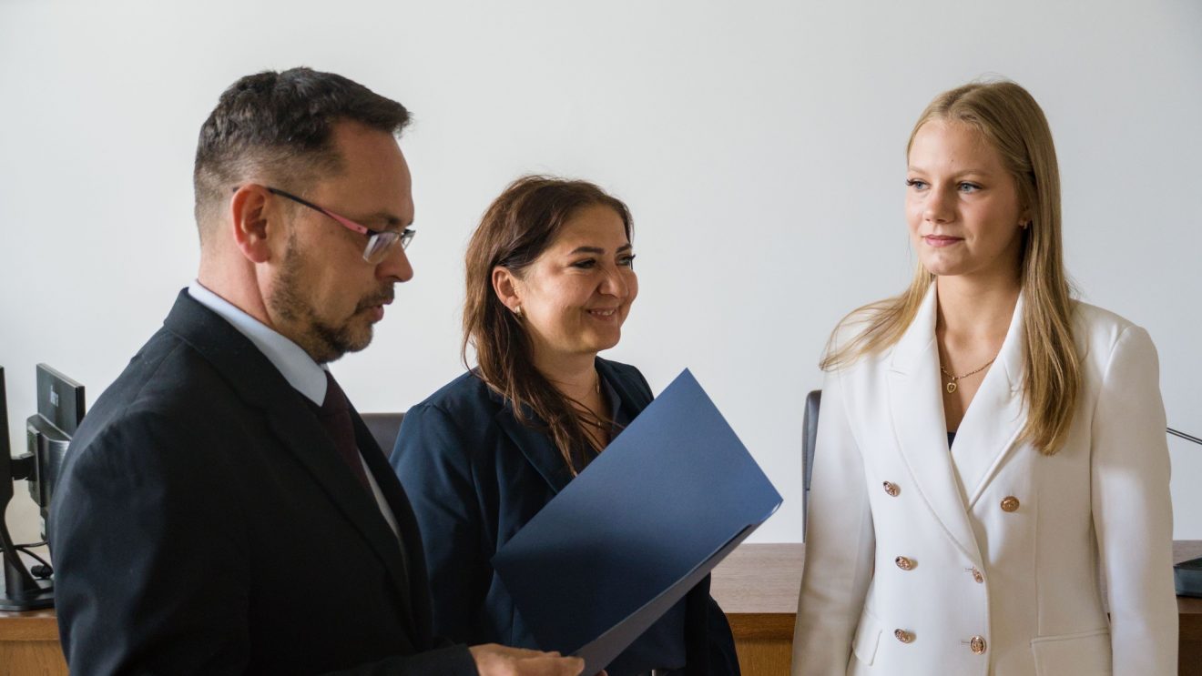 Maja Rafalska uhonorowana Nagrodą Zarządu Powiatu w Szydłowcu Maja Rafalska uhonorowana Nagrodą Zarządu Powiatu w Szydłowcu
