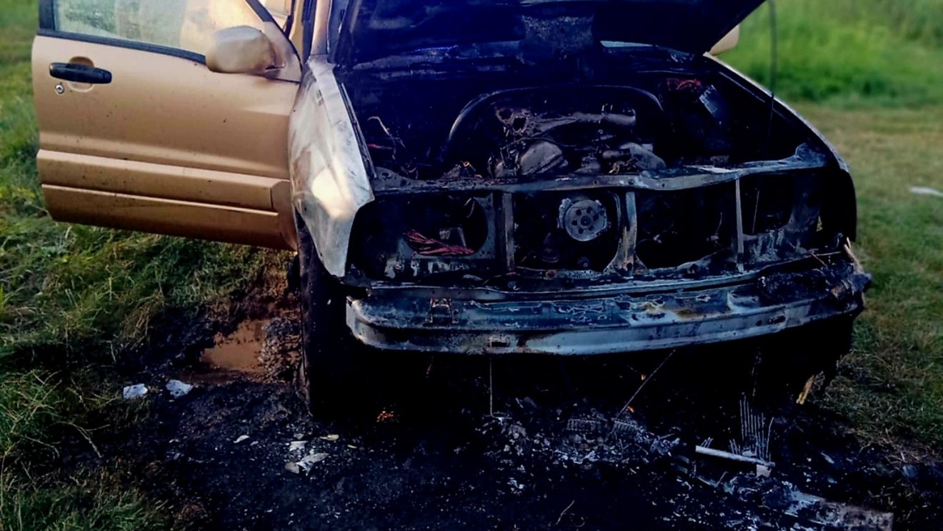 Pożar samochodu na stawach w Orońsku