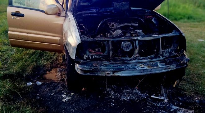 Pożar samochodu na stawach w Orońsku