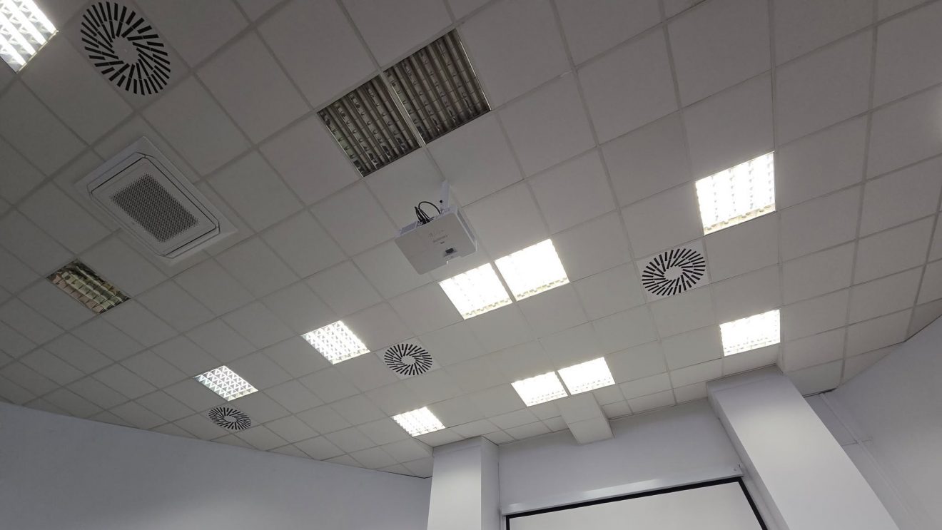 Nowa klimatyzacja w auli PSP nr 2 w Szydłowcu. Gmina realizuje duży projekt modernizacji szkół