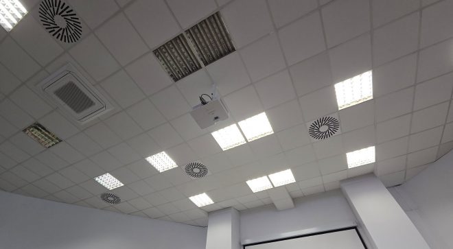 Nowa klimatyzacja w auli PSP nr 2 w Szydłowcu. Gmina realizuje duży projekt modernizacji szkół