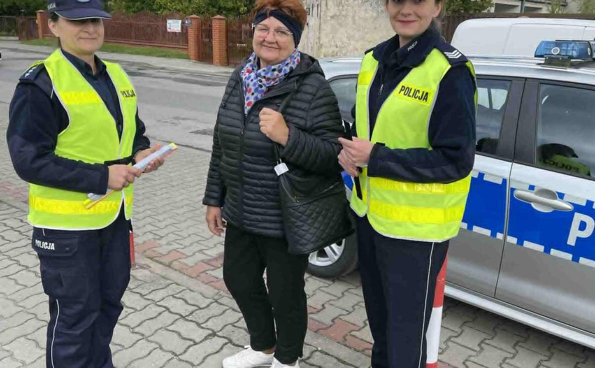 Seniorzy z odblaskami – policyjna akcja w Szydłowcu