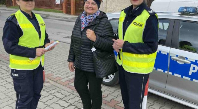 Seniorzy z odblaskami – policyjna akcja w Szydłowcu