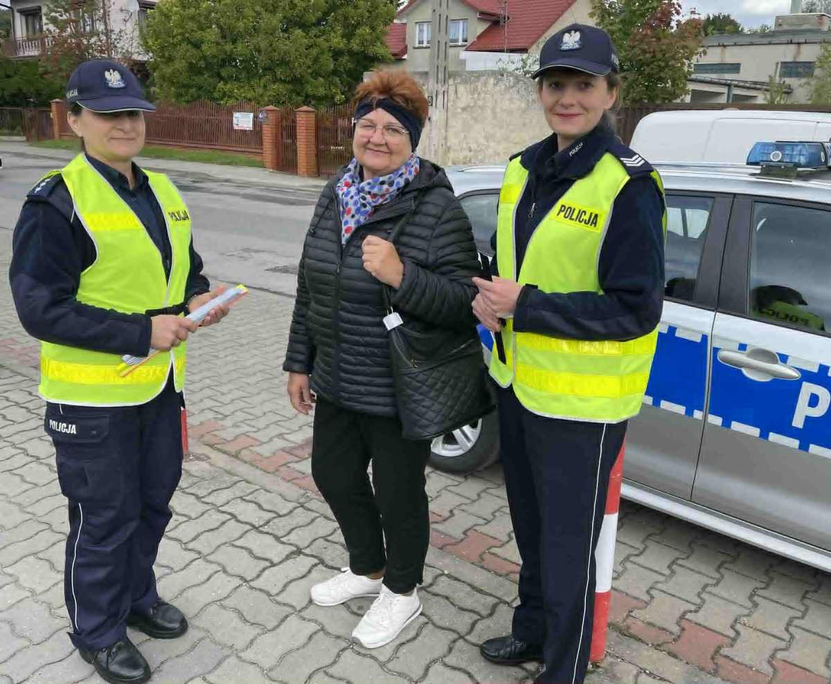 Seniorzy z odblaskami – policyjna akcja w Szydłowcu