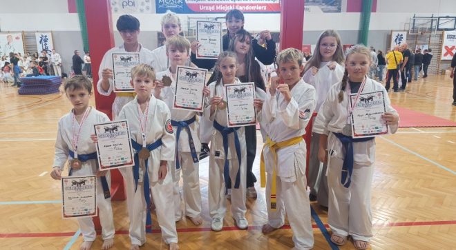Kolejny sukces szydłowieckich karateków! 8 medali na Ogólnopolskim Turnieju Karate Sendomiria Cup