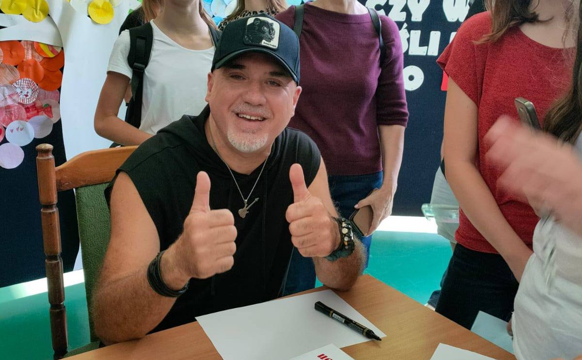 „Stop hejtowi i mowie nienawiści” – warsztaty z Szymonem Wydrą w Szkole Podstawowej w Chlewiskach