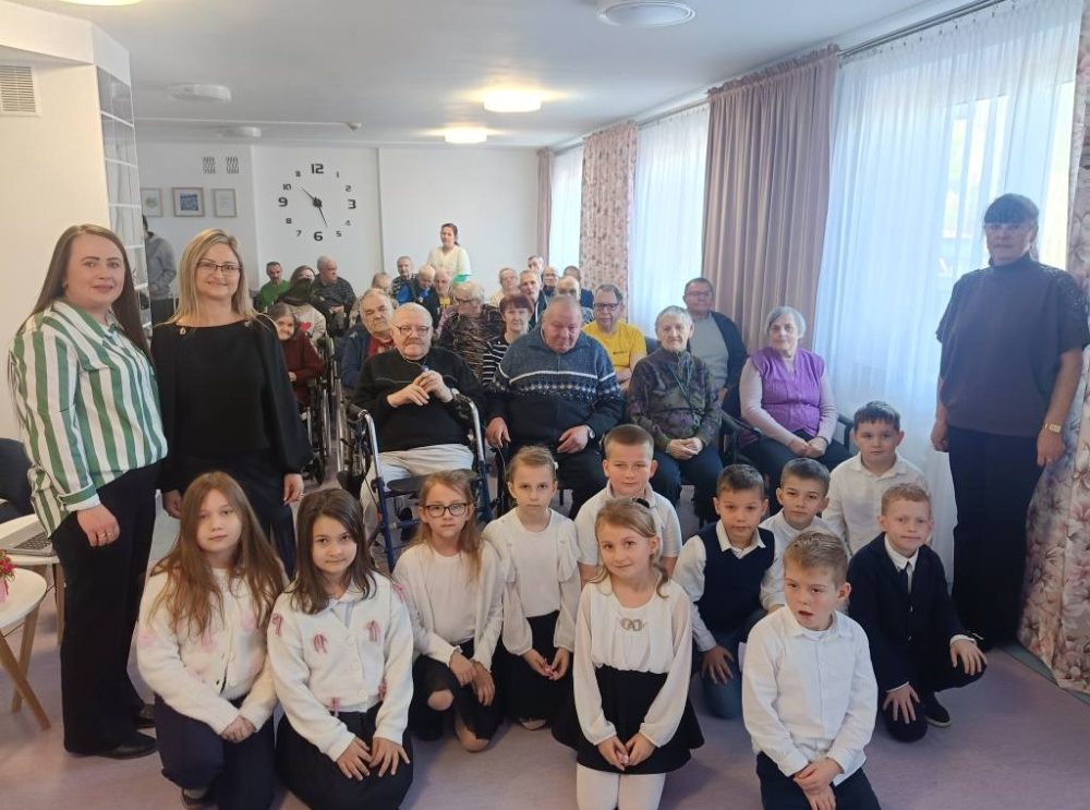Uczniowie z Ciepłej z wizytą u seniorów. Piękna lekcja empatii w Domu Pomocy Społecznej w Łaziskach Uczniowie z Ciepłej z wizytą u seniorów. Piękna lekcja empatii w Domu Pomocy Społecznej w Łaziskach