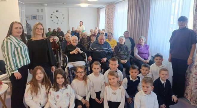 Uczniowie z Ciepłej z wizytą u seniorów. Piękna lekcja empatii w Domu Pomocy Społecznej w Łaziskach