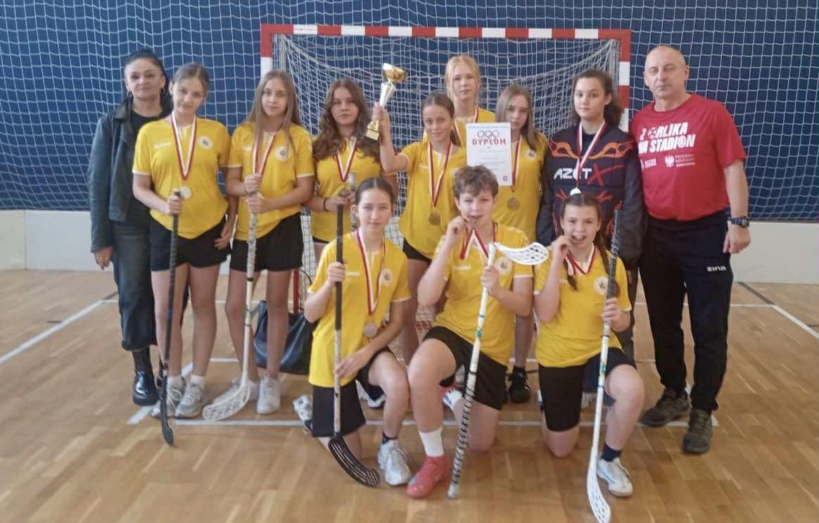 Finały międzypowiatowe w unihokeju. Uczennice PSP nr 1 w Szydłowcu ze srebrnym medalem. Finały międzypowiatowe w unihokeju. Uczennice PSP nr 1 w Szydłowcu ze srebrnym medalem.