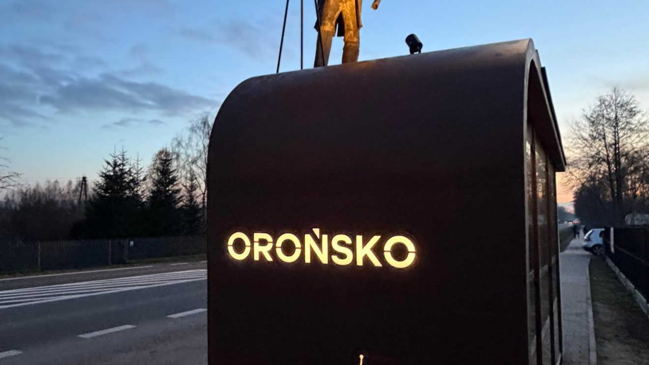 Orońsko z nowym przystankiem w formie rzeźby funkcjonalnej
