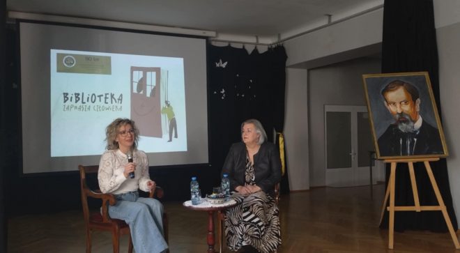 Spotkanie z absolwentkami w LO im. Henryka Sienkiewicza. Biblioteka szkolna świętuje Międzynarodowy Miesiąc Bibliotek