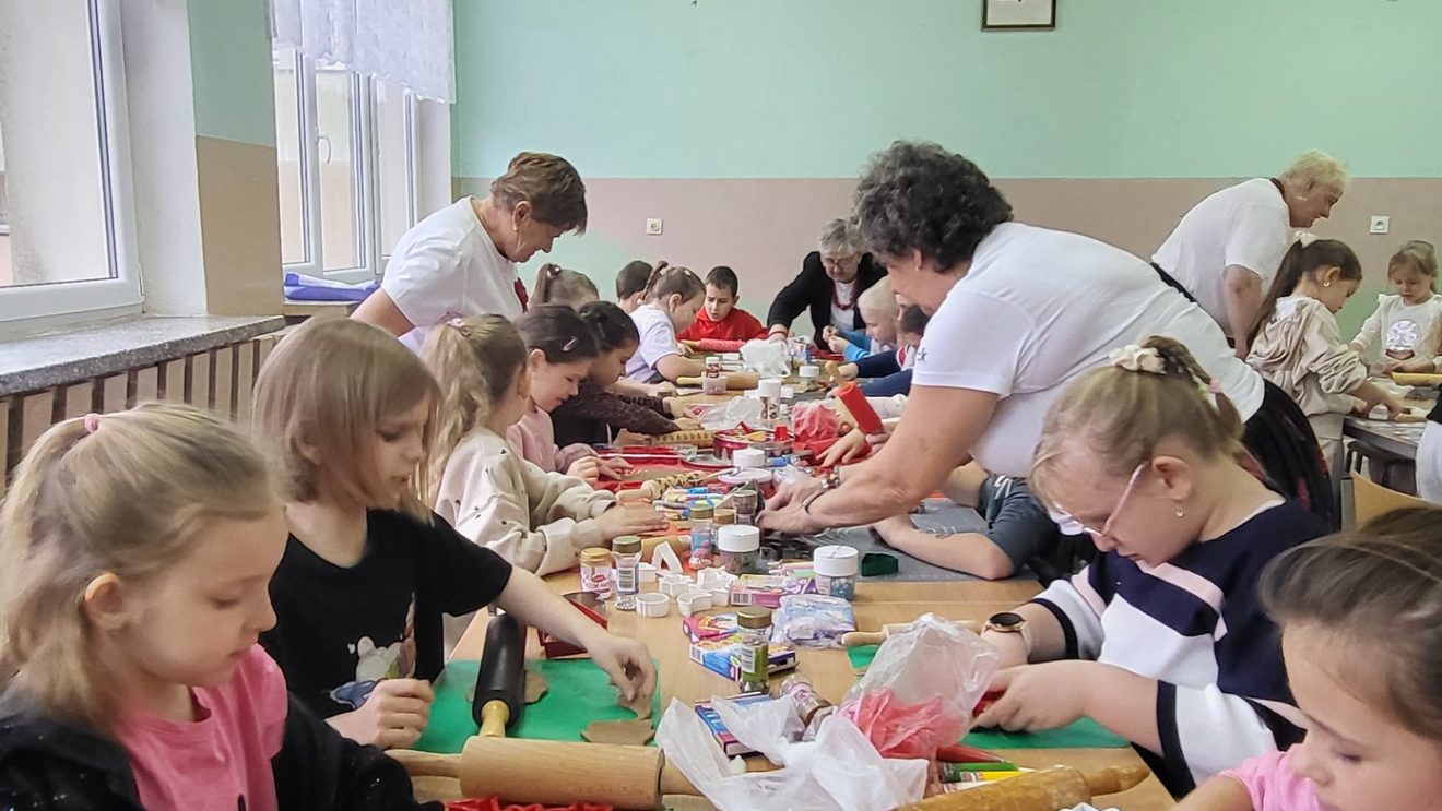 Świąteczne pieczenie pierników w Publicznej Szkole Podstawowej im. Biskupa Chrapka w Majdowie szkole z udziałem KGW „Tradycja”