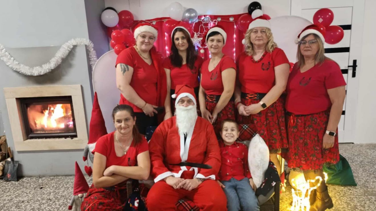 Mikołajki w Kolonii Kuźnia. KGW przygotowało dla dzieci świąteczne warsztaty i spotkanie z Mikołajem