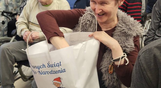 Świąteczne upominki dla mieszkańców DPS w Łaziskach