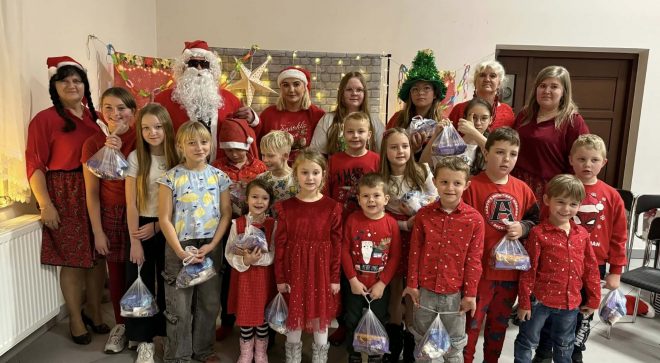 Mikołajkowe spotkanie dla dzieci w świetlicy w Ostałowie