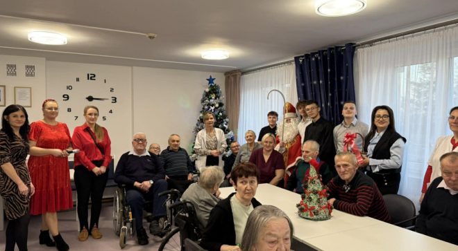 Zwieńczenie świątecznej zbiórki dla seniorów. Wolontariusze odwiedzili DPS w Łaziskach
