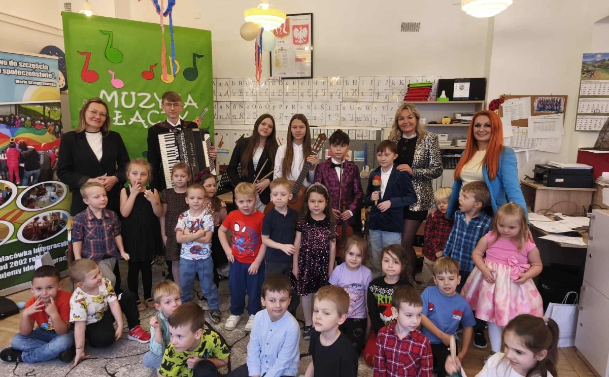 „Muzyka łączy” – koncert absolwentów w Przedszkolu Samorządowym nr 2 w Szydłowcu