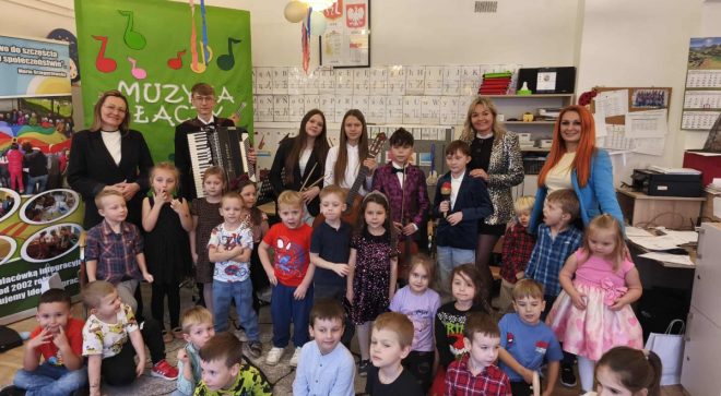 „Muzyka łączy” – koncert absolwentów w Przedszkolu Samorządowym nr 2 w Szydłowcu