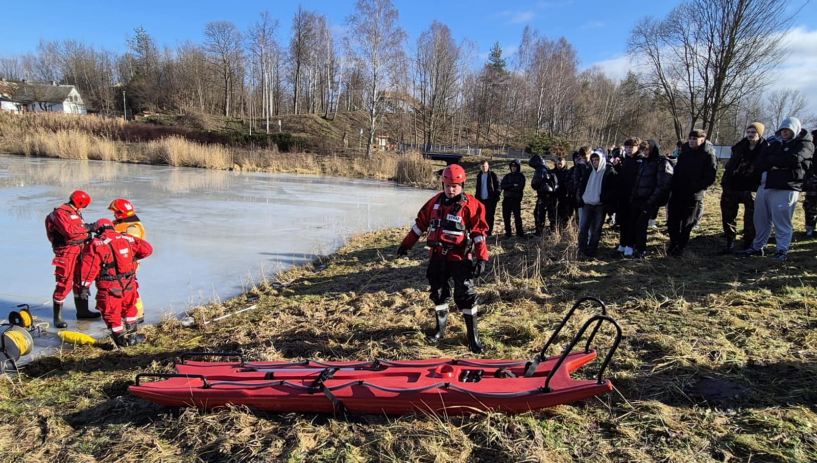 Młodzież z klas mundurowych uczyła się ratownictwa lodowego nad zalewem w Szydłowcu