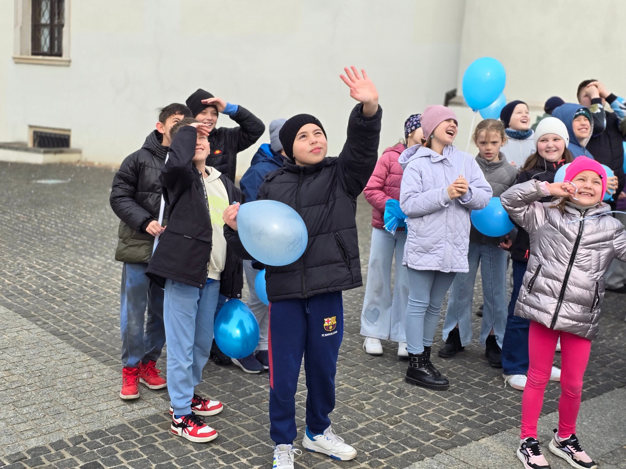 Niebieskie balony nad Szydłowcem. Symboliczny gest solidarności w Światowym Dniu Świadomości Autyzmu