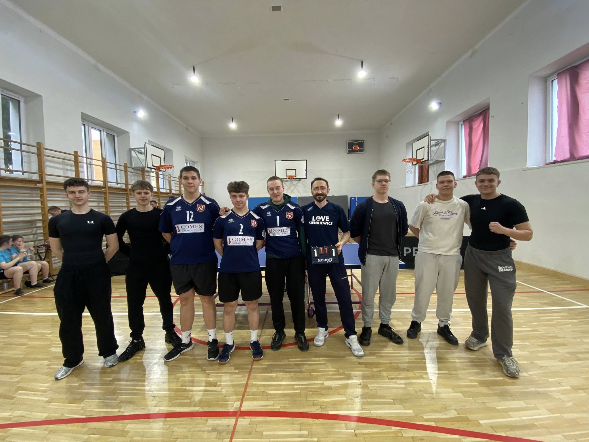 Mistrzostwa Powiatu w tenisie stołowym w Szydłowcu. Najlepsi uczniowie nagrodzeni