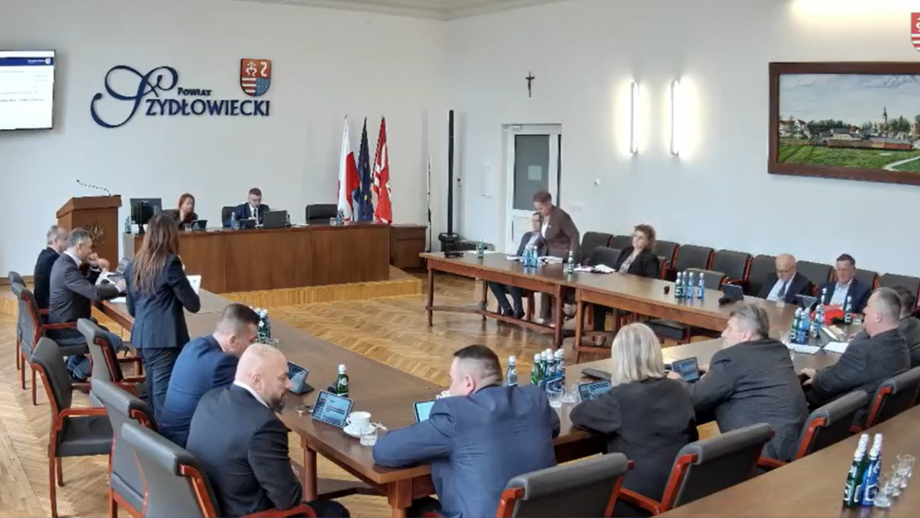 Miliony na drogi, rosnący deficyt i gorąca dyskusja o szkołach. Za nami XXVI sesja Rady Powiatu w Szydłowcu.