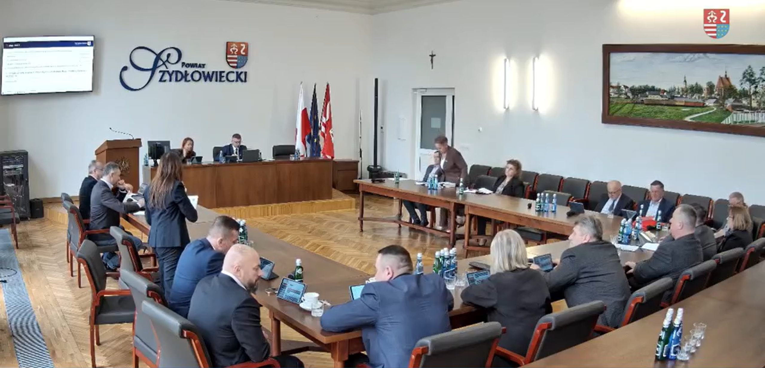 Miliony na drogi, rosnący deficyt i gorąca dyskusja o szkołach. Za nami XXVI sesja Rady Powiatu w Szydłowcu.