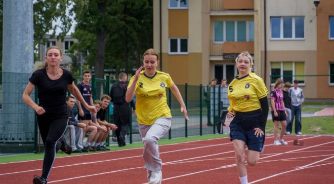 XIV Powiatowe Igrzyska Młodzieży Szkolnej w Szydłowcu. Ponad 200 uczniów rywalizowało na stadionie ZS im. KOP