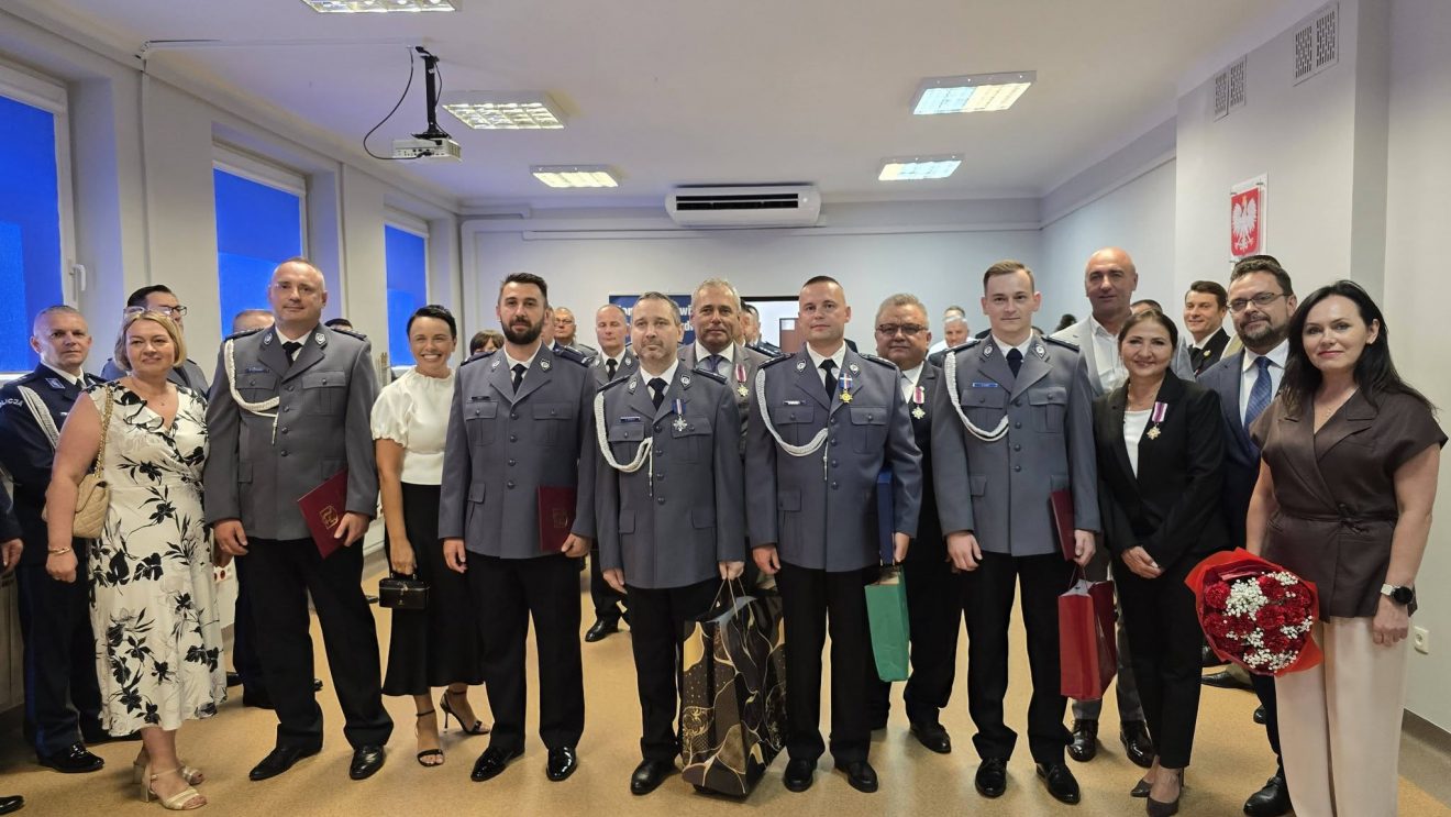 Awanse, odznaczenia i wyjątkowy jubileusz. Szydłowieccy policjanci uczcili swoje święto Awanse, odznaczenia i wyjątkowy jubileusz. Szydłowieccy policjanci uczcili swoje święto