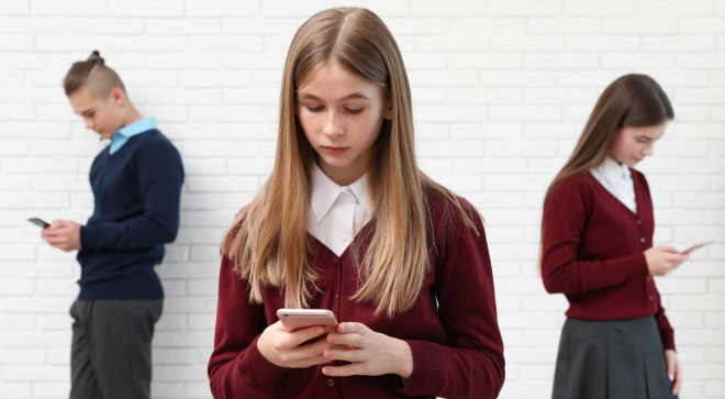 Koniec z telefonami na lekcjach i przerwach. Nowe zasady w szkołach od września Koniec z telefonami na lekcjach i przerwach. Nowe zasady w szkołach od września