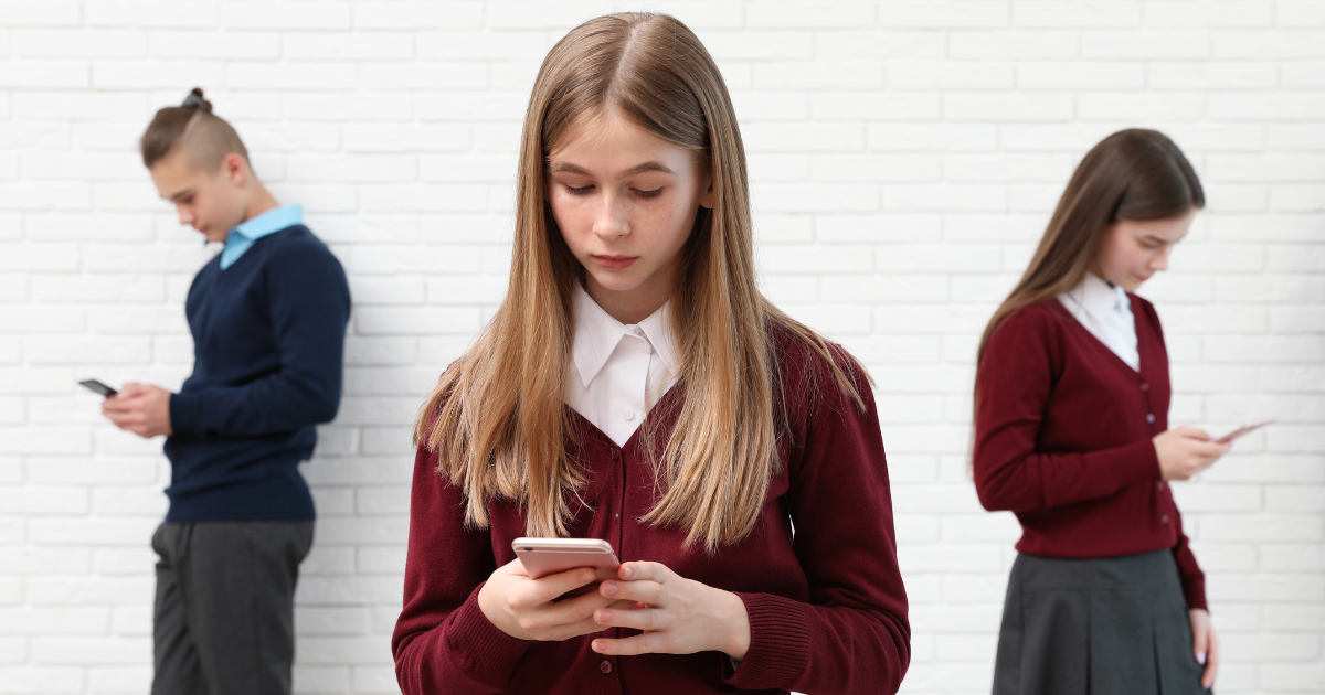Koniec z telefonami na lekcjach i przerwach. Nowe zasady w szkołach od września Koniec z telefonami na lekcjach i przerwach. Nowe zasady w szkołach od września